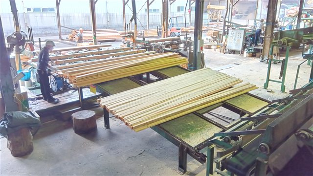 自社製材工場で製品を選別する従業員