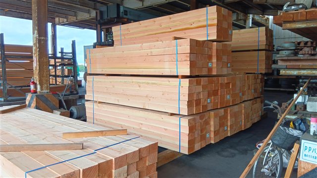 寸法・ロット番号タグが付いた結束済みの製材品